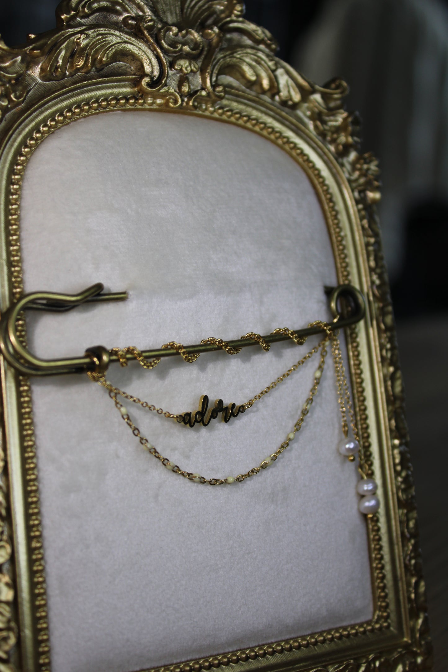 Broche - Adore